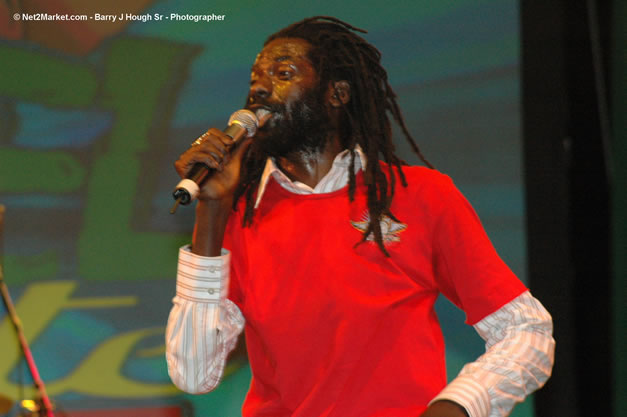 Buju Banton @ Tru-Juice Rebel Salute 2007 - Saturday, January 13, 2007, Port Kaiser Sports Club, St. Elizabeth - Negril Travel Guide, Negril Jamaica WI - http://www.negriltravelguide.com - info@negriltravelguide.com...!