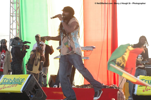 Tony Rebel Closing Tru-Juice Rebel Salute 2007 - Saturday, January 13, 2007, Port Kaiser Sports Club, St. Elizabeth - Negril Travel Guide, Negril Jamaica WI - http://www.negriltravelguide.com - info@negriltravelguide.com...!