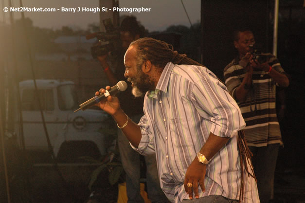 Freddie McGregor @ Western Consciousness 2007 - Presented by King of Kings Productons - Saturday, April 28, 2007 - Llandilo Cultural Centre, Savanna-La-Mar, Westmoreland, Jamaica W.I. - Negril Travel Guide, Negril Jamaica WI - http://www.negriltravelguide.com - info@negriltravelguide.com...!